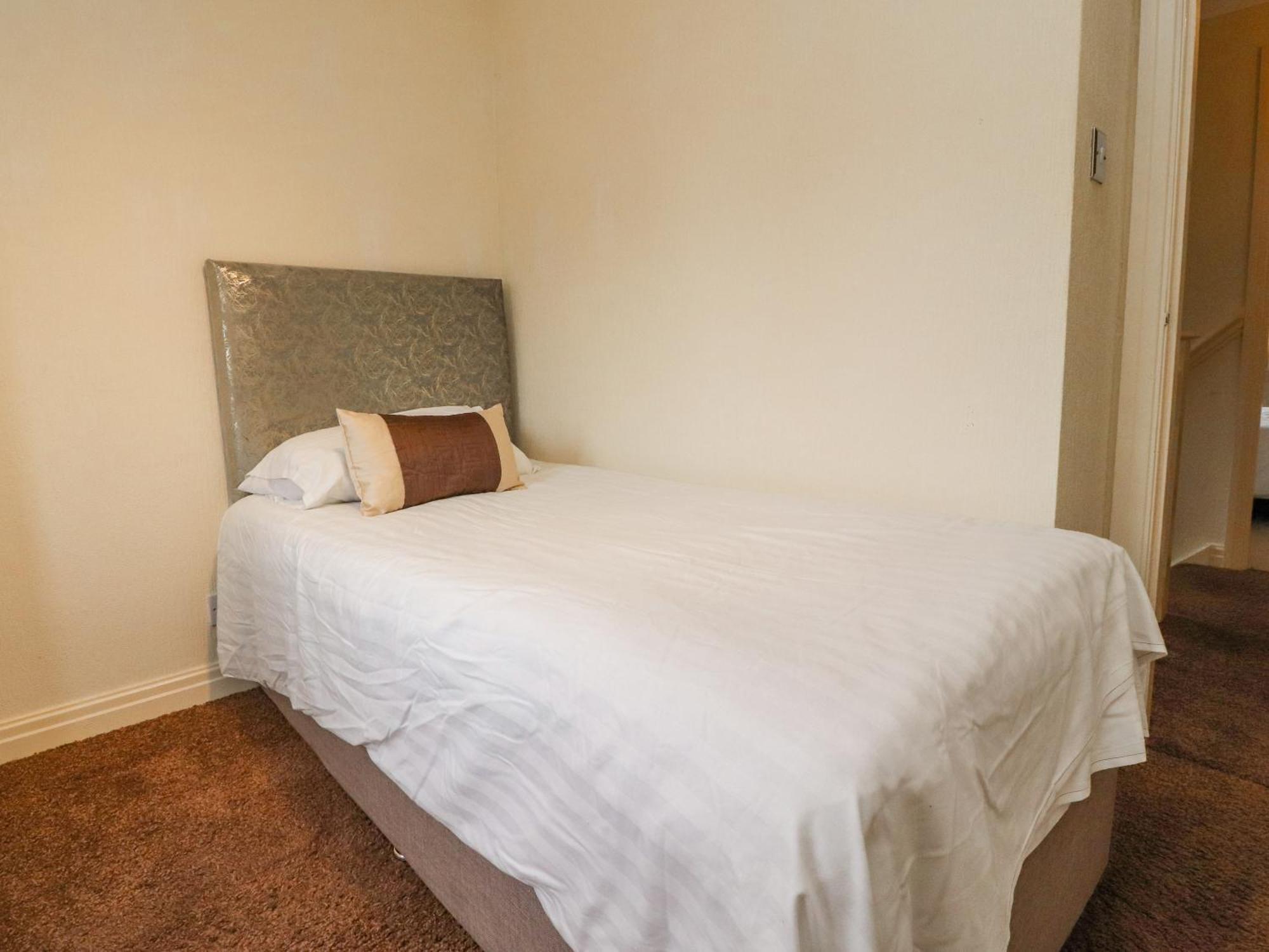 23 Wolsey Close Thornton  Экстерьер фото
